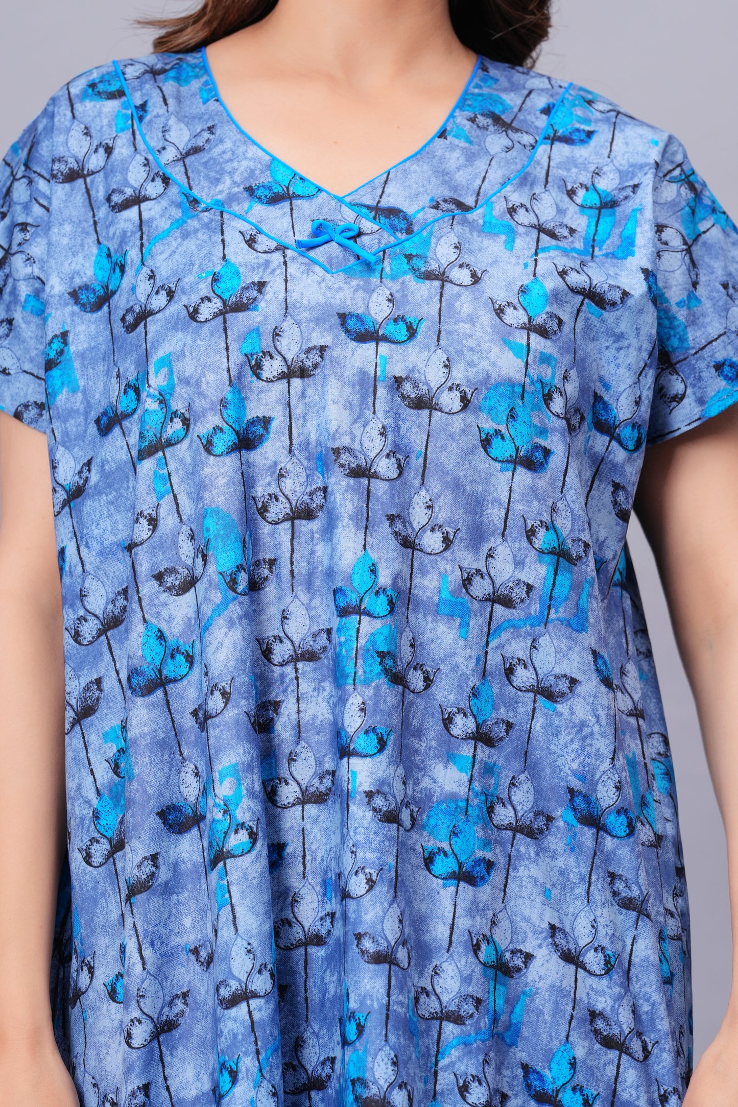 Women Cotton Floral Nightgown With Short Sleevess, Full Length And With Side Pockets (Free Size, Blue)